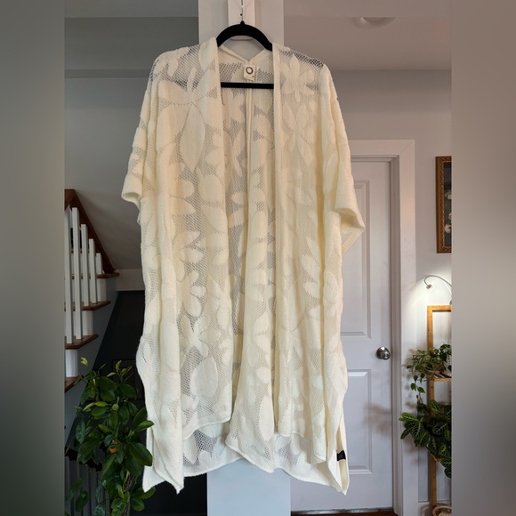 Anthropologie / Akemi + Kin White Floral Kimono - Picture 2 of 8